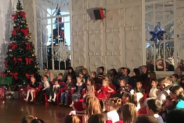 Праздники у новогодней елки